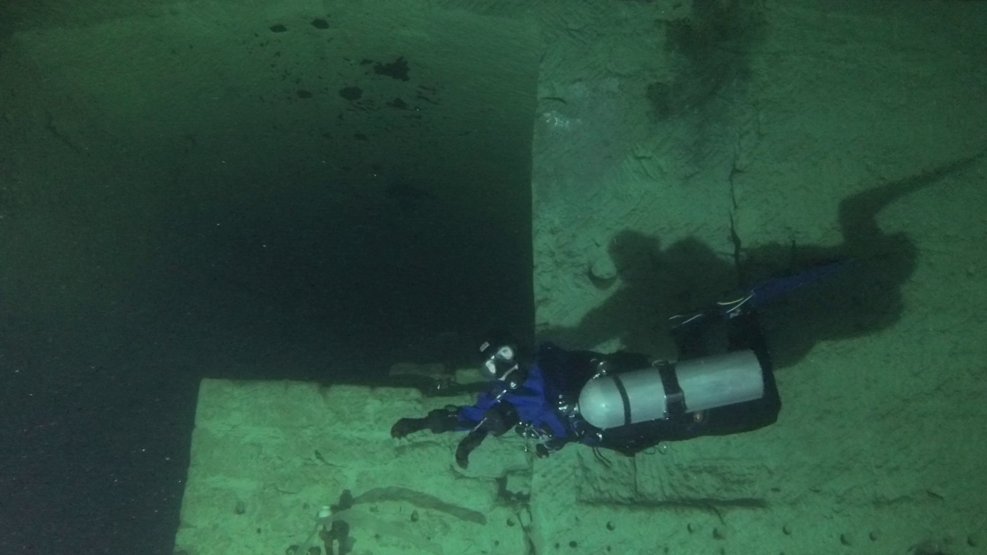 Kőbánya Két lyuk a falban dive